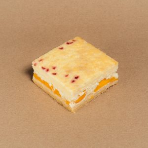 Biezpiena-persiku plātsmaize